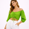 صورة بلوزة خضراء قصيرة بأكمام طويلة