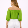 صورة بلوزة خضراء قصيرة بأكمام طويلة