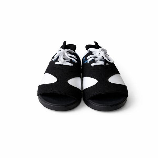 صورة صندل أسود مريح بنعل سميك وأحزمة متينة