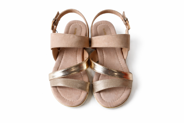 صورة (مارياماري) صندل بيج بلمسات ذهبية عصرية