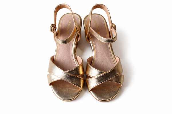 صورة صندل ذهبي براق بكعب سميك (Mariamare)