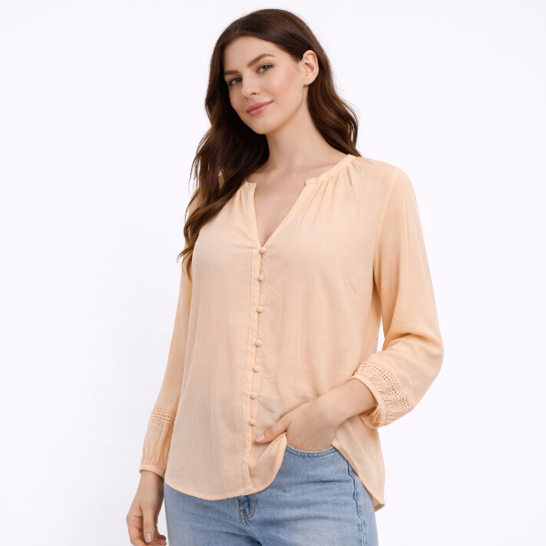 صورة بلوزة بيج ناعمة بأزرار أمامية (Guess)